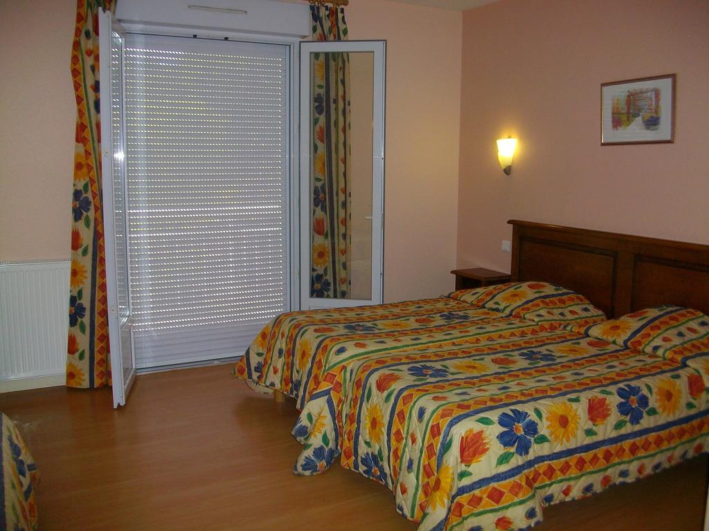 Logis Auberge La Grange De Renaudet Larche  Zimmer foto