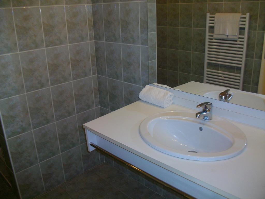 Logis Auberge La Grange De Renaudet Larche  Zimmer foto